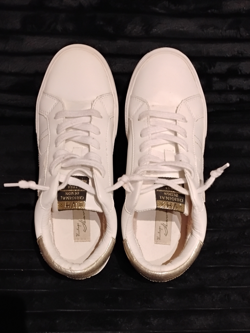 Vintage Havana Size 8.5 White Women's Leather Sneakers with Gold Accent